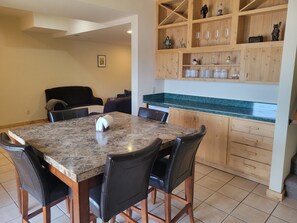 Dining - 3-bedroom lakefront cottage in Ocqueoc with AC (Ocqueoc)