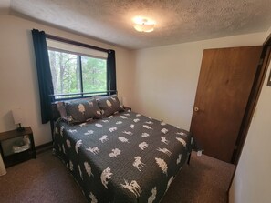 3 bedrooms, WiFi, bed sheets - 3-bedroom lakefront cottage in Ocqueoc with AC (Ocqueoc)