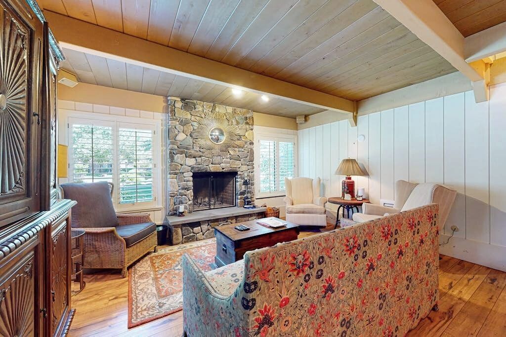 TV, fireplace