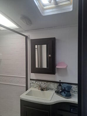 Towels, soap, toilet paper - Cozy 1-bedroom recreational vehicle in  Springfield, Oregon with AC (Springfield)