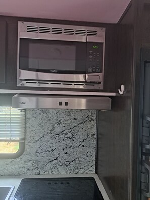 Microwave - Cozy 1-bedroom recreational vehicle in  Springfield, Oregon with AC (Springfield)