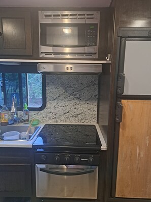 Private kitchen - Cozy 1-bedroom recreational vehicle in  Springfield, Oregon with AC (Springfield)