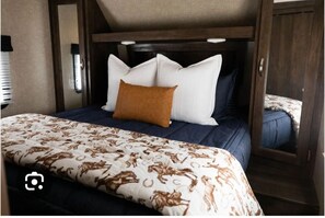 1 bedroom, free WiFi - Cozy 1-bedroom recreational vehicle in  Springfield, Oregon with AC (Springfield)