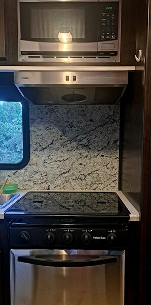 Private kitchen - Cozy 1-bedroom recreational vehicle in  Springfield, Oregon with AC (Springfield)