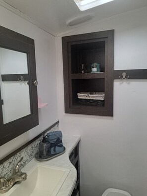 Towels, soap, toilet paper - Cozy 1-bedroom recreational vehicle in  Springfield, Oregon with AC (Springfield)