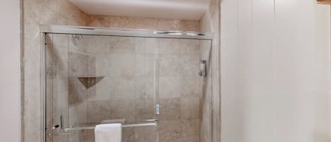 Een douche, een haardroger, handdoeken