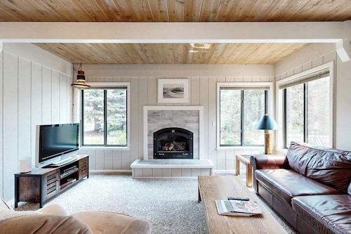 Charming condo with WiFi, deck, fireplace, shared pool, hot-tub, and sauna