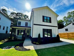 Exterior - Modern, Spacious Farmhaus Luxury Retreat (Atlanta)