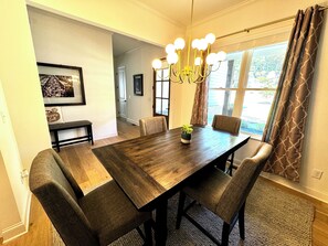 Dining - Modern, Spacious Farmhaus Luxury Retreat (Atlanta)