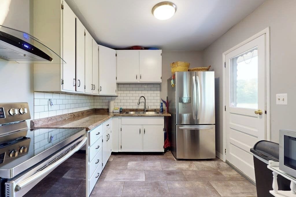 Coffee/tea maker, fridge, microwave, oven