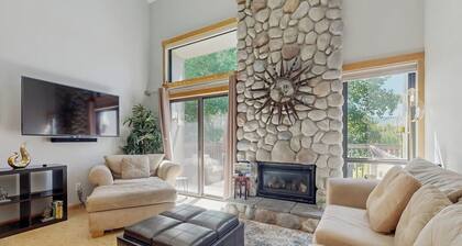Golf Course Condo - dog friendly w/ community pool, hot tub & tennis courts
