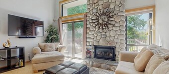 Golf Course Condo - dog friendly w/ community pool, hot tub & tennis courts