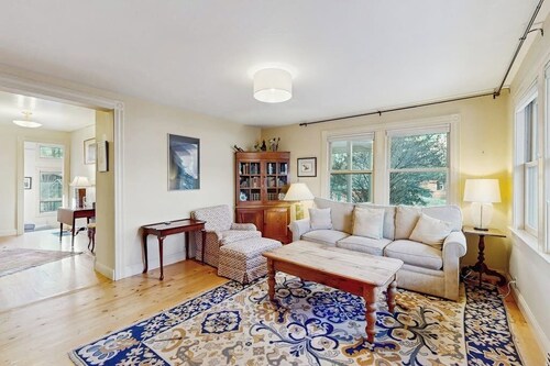 Timeless Vintage home across from park, walk to river and downtown Hailey, wifi