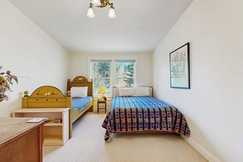 Timeless Vintage home across from park, walk to river and downtown Hailey, wifi