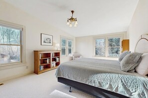 4 bedrooms, desk, free WiFi, bed sheets