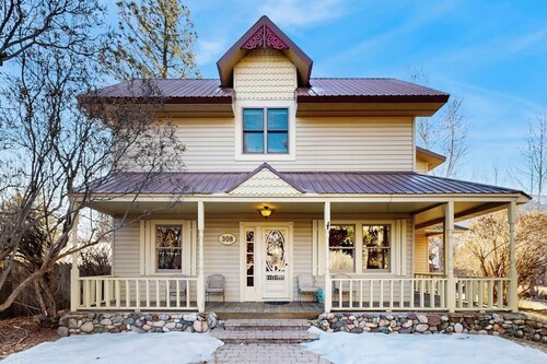 Timeless Vintage home across from park, walk to river and downtown Hailey, wifi