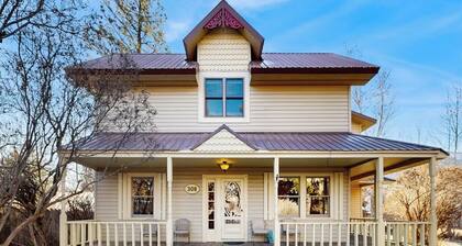Timeless Vintage home across from park, walk to river and downtown Hailey, wifi