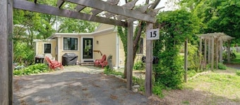 Quaint getaway with full kitchen and lush yard - close to the beach and downtown