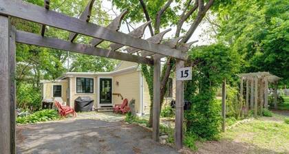 Quaint getaway with full kitchen and lush yard - close to the beach and downtown