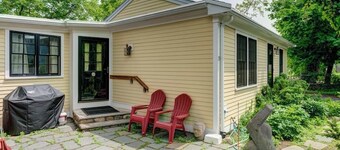 Quaint getaway with full kitchen and lush yard - close to the beach and downtown