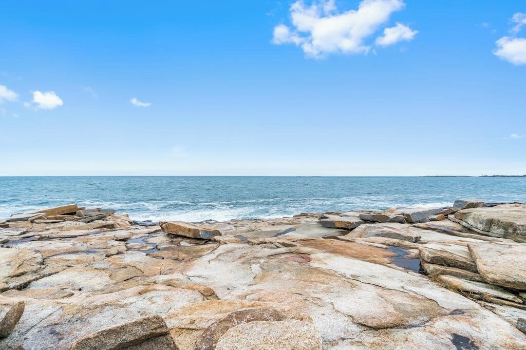 Un rivage rocheux, avec l’océan en arrière-plan.