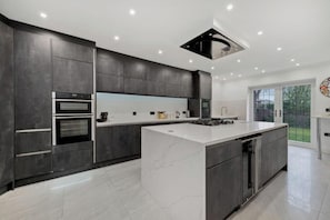 Wasserkocher mit Kaffee-/Teezubehör, Kühlschrank, Mikrowelle, Ofen