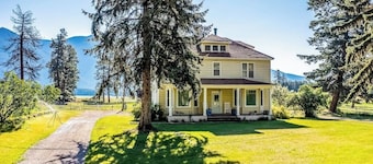 Charming Farmhouse on 100 Acres W/ Mountain Views, WiFi, Porch & Livestock