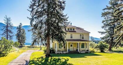 Charming Farmhouse on 100 Acres W/ Mountain Views, WiFi, Porch & Livestock