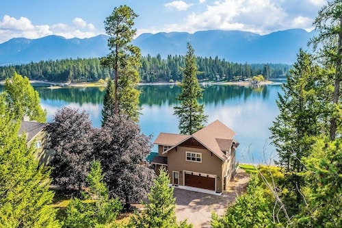 Waterfront home on Echo Lake with dock, amazing view, deck & washer/dryer