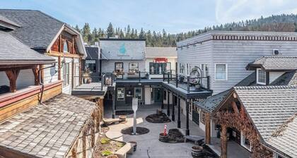 Dog-friendly downtown condo - large balcony, fast WiFi, updated interior & W/D