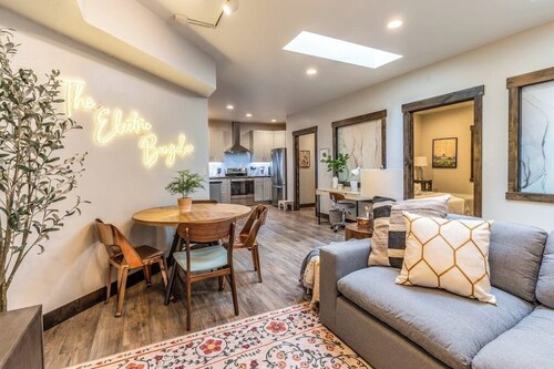 Dog-friendly downtown condo - large balcony, fast WiFi, updated interior & W/D