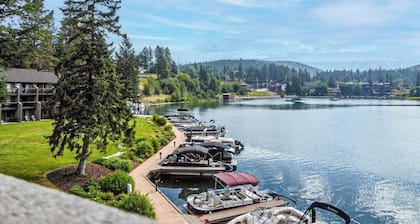 Lakefront condo with balcony, stunning views, fast WiFi & W/D