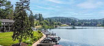 Lakefront condo with balcony, stunning views, fast WiFi & W/D