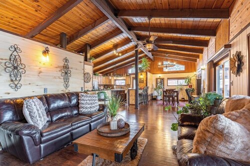 Lake & mountain view retreat with washer/dryer, & furnished deck