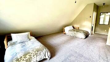 Een strijkplank/strijkijzer, wifi, beddengoed