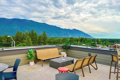 Brand-new downtown condo with rooftop patio, grill, mtn views, fireplace, & W/D