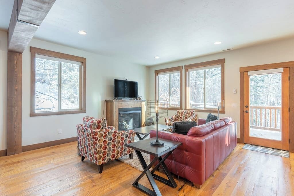 TV, fireplace