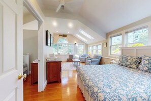 2 bedrooms, desk, iron/ironing board, free WiFi - Inviting oceanfront cottage with fireplace, beach access, kayaks, & W/D (Manchester-by-the-Sea)