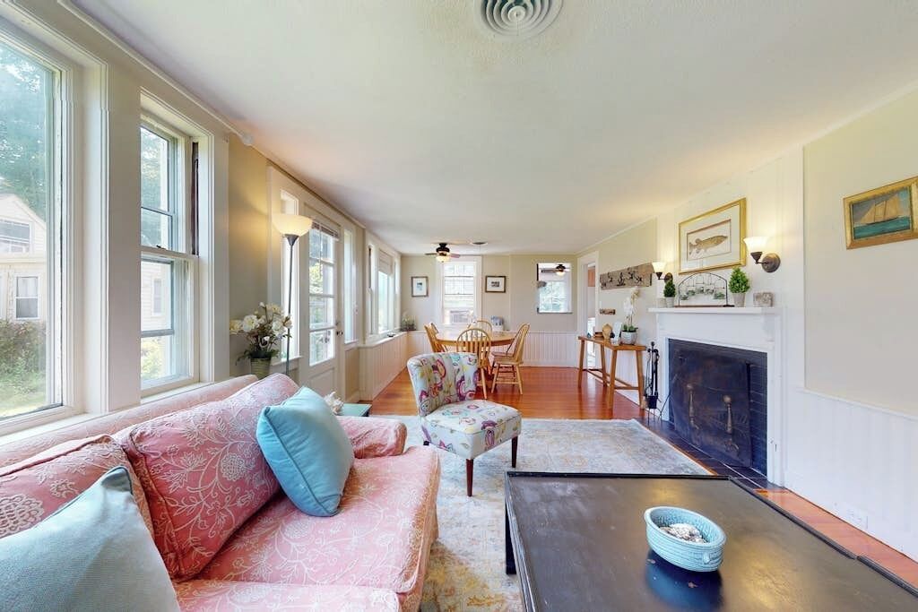 Inviting Oceanfront Cottage With Fireplace, Beach Access, Kayaks, & W/d - Salem, MA