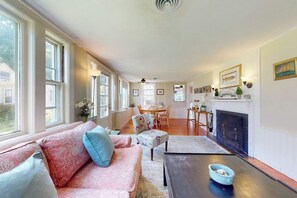 TV, fireplace, books - Inviting oceanfront cottage with fireplace, beach access, kayaks, & W/D (Manchester-by-the-Sea)