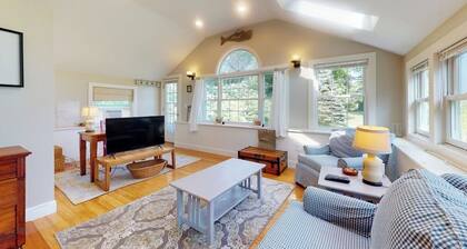 Inviting oceanfront cottage with fireplace, beach access, kayaks, & W/D