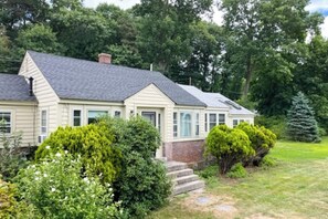 Exterior - Inviting oceanfront cottage with fireplace, beach access, kayaks, & W/D (Manchester-by-the-Sea)
