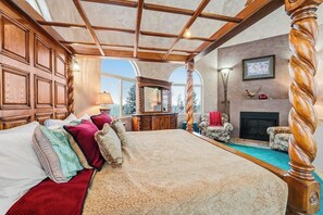 Desk, free WiFi, bed sheets - Whimsical acreage with high-end finishes, old-world character, air hockey, & W/D (Columbia Falls)