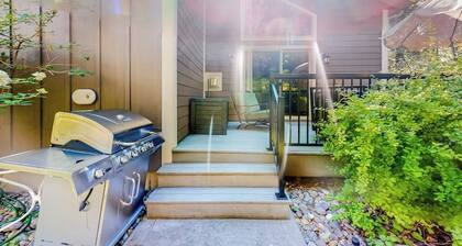 2-story townhouse near Flathead River with deck, fireplace, grill, W/D