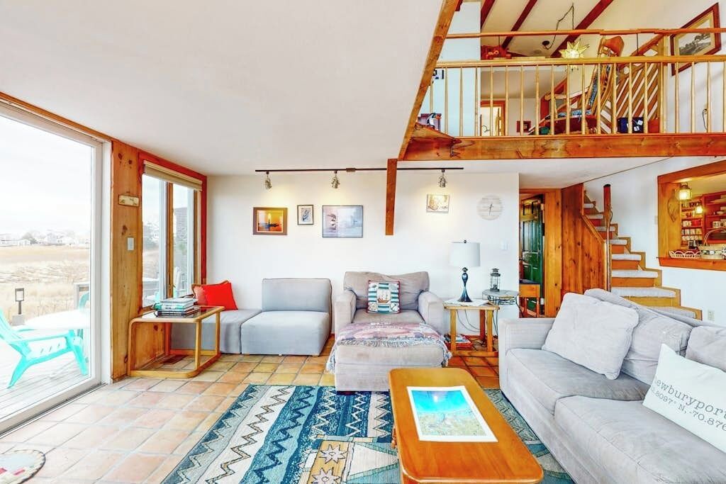 Two-story Riverfront Retreat With A Furnished Deck, Views, & Washer/dryer - South Hampton, NH