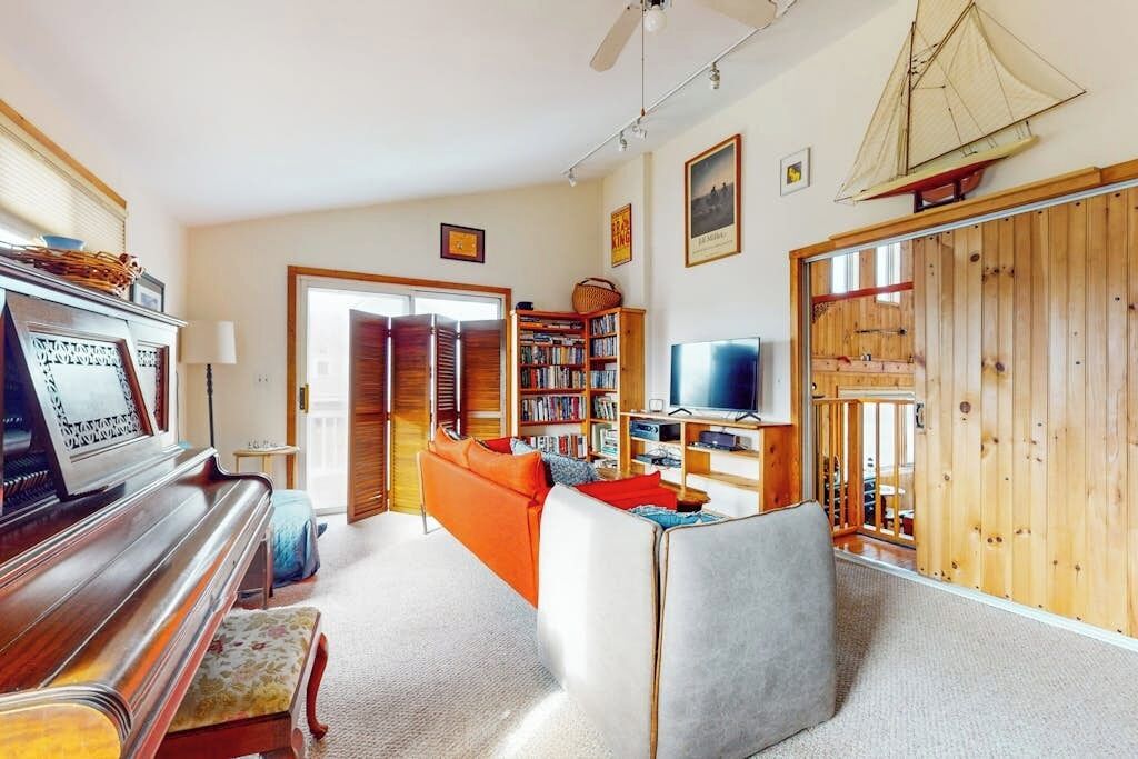 Fernseher, DVD-Player, Bücher, Videothek