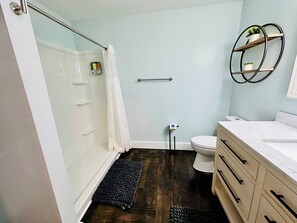 Een douche, een haardroger, handdoeken, zeep