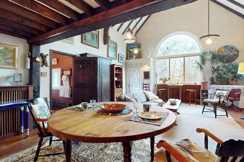 Artistic guest suite with beautiful outdoor spaces, walk to town & beaches