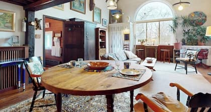 Artistic guest suite with beautiful outdoor spaces, walk to town & beaches
