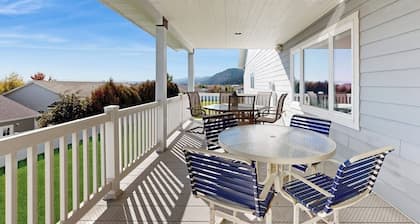 Spacious home with pool table, WiFi, patio - close proximity to Flathead Lake